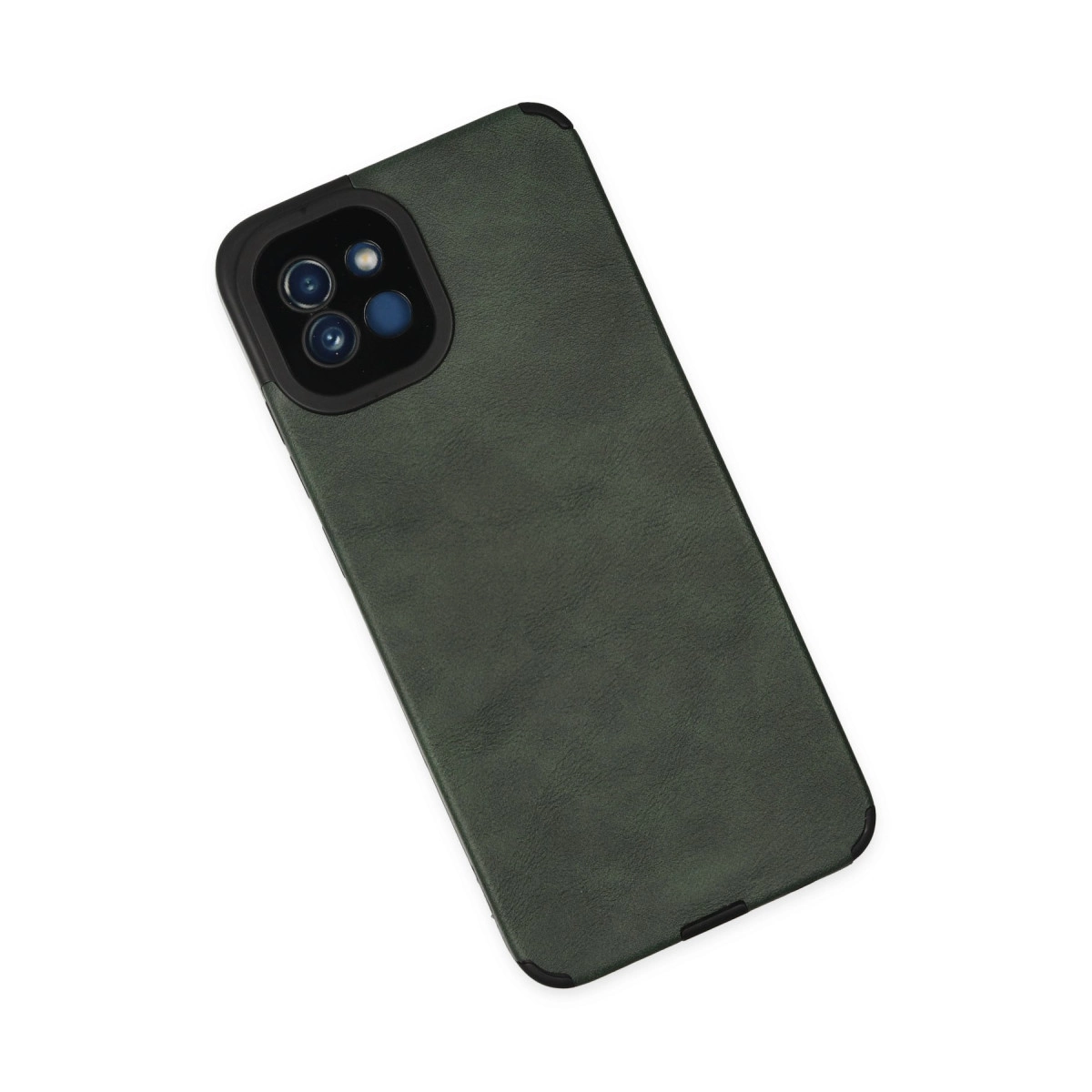 Koyu yeşil telefon kılıfı, kamera açıklığıyla, beyaz zeminde.