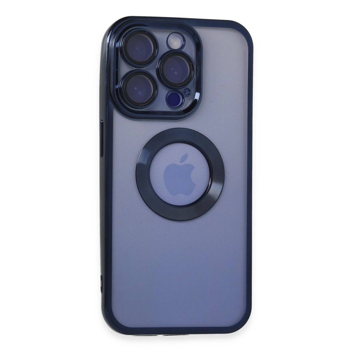 Üç kamera lensli ve Apple logolu koyu gri telefon kılıfı.