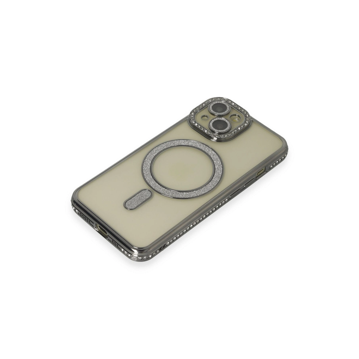 Beyaz arka plan üzerinde gümüş halka ve taşlarla süslenmiş bej iPhone kılıfı.