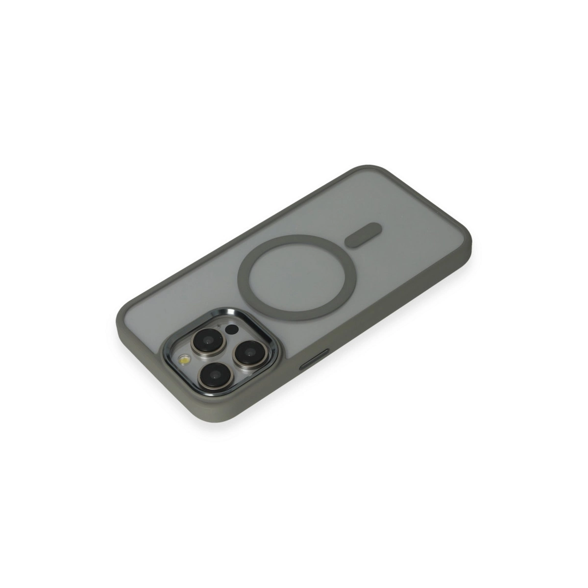 Beyaz arka plan üzerinde manyetik halkalı ve üç kamera lensli gri telefon kılıfı.