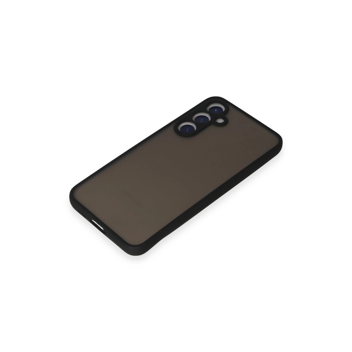 Arkada üç kamerası olan koyu gri telefon kılıfı, beyaz arka plan.