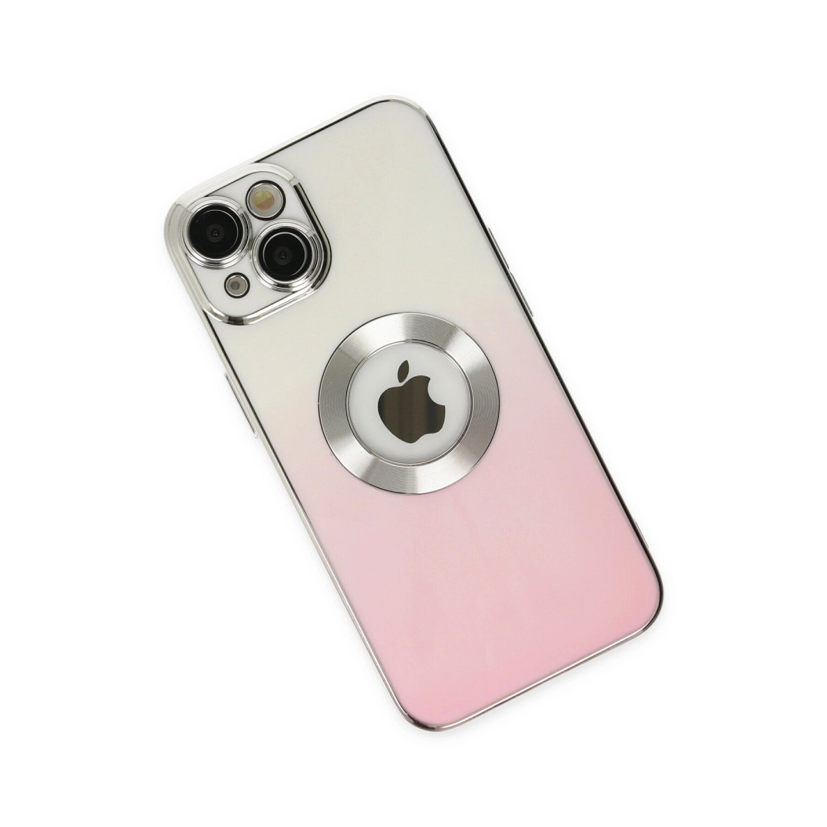 Üçlü kameraya ve Apple logolu aksesuara sahip iPhone'un arkası.