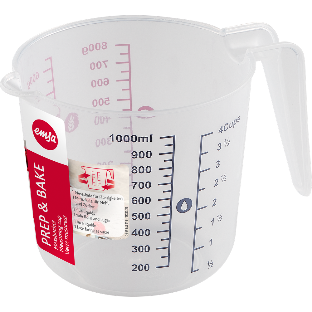 Ein transparenter Messbecher aus Kunststoff mit Henkel und ml/cups Skala.