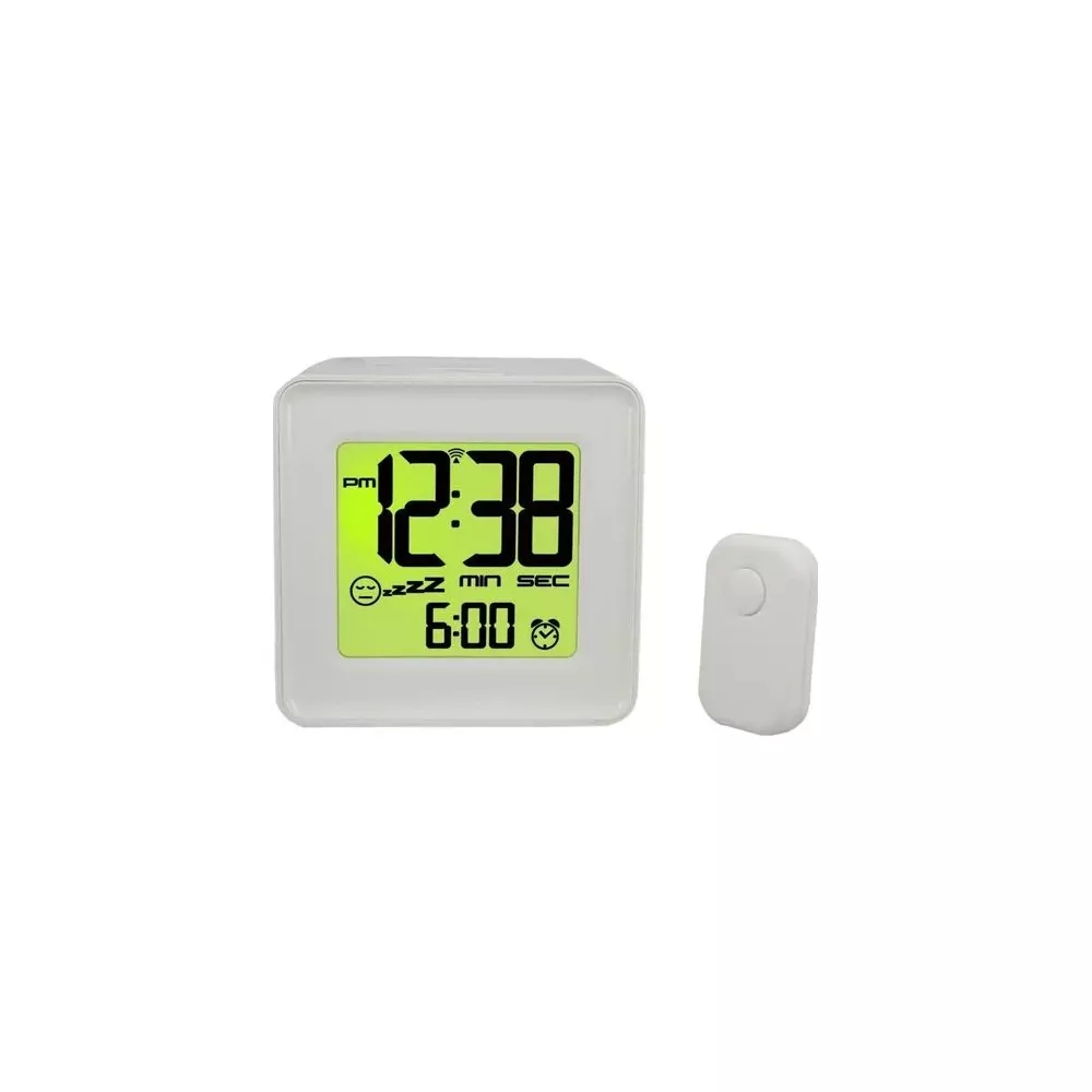 Un réveil cube numérique blanc avec écran vert clair et un bouton blanc séparé.