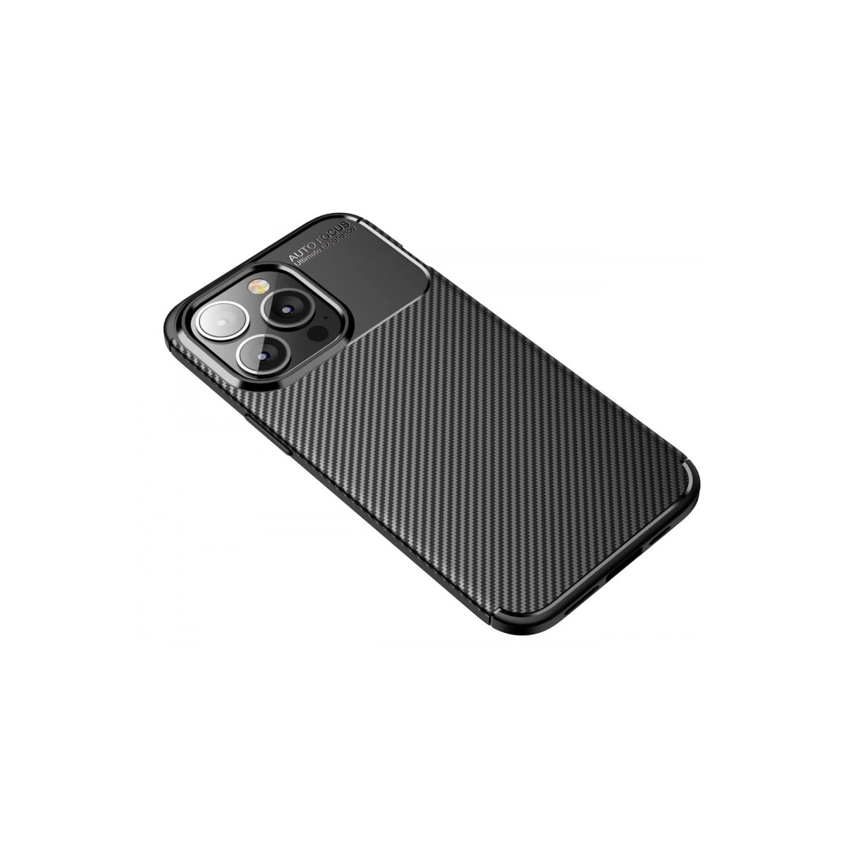 Karbon fiber desenli ve üçlü kamera kesimli siyah telefon kılıfı.