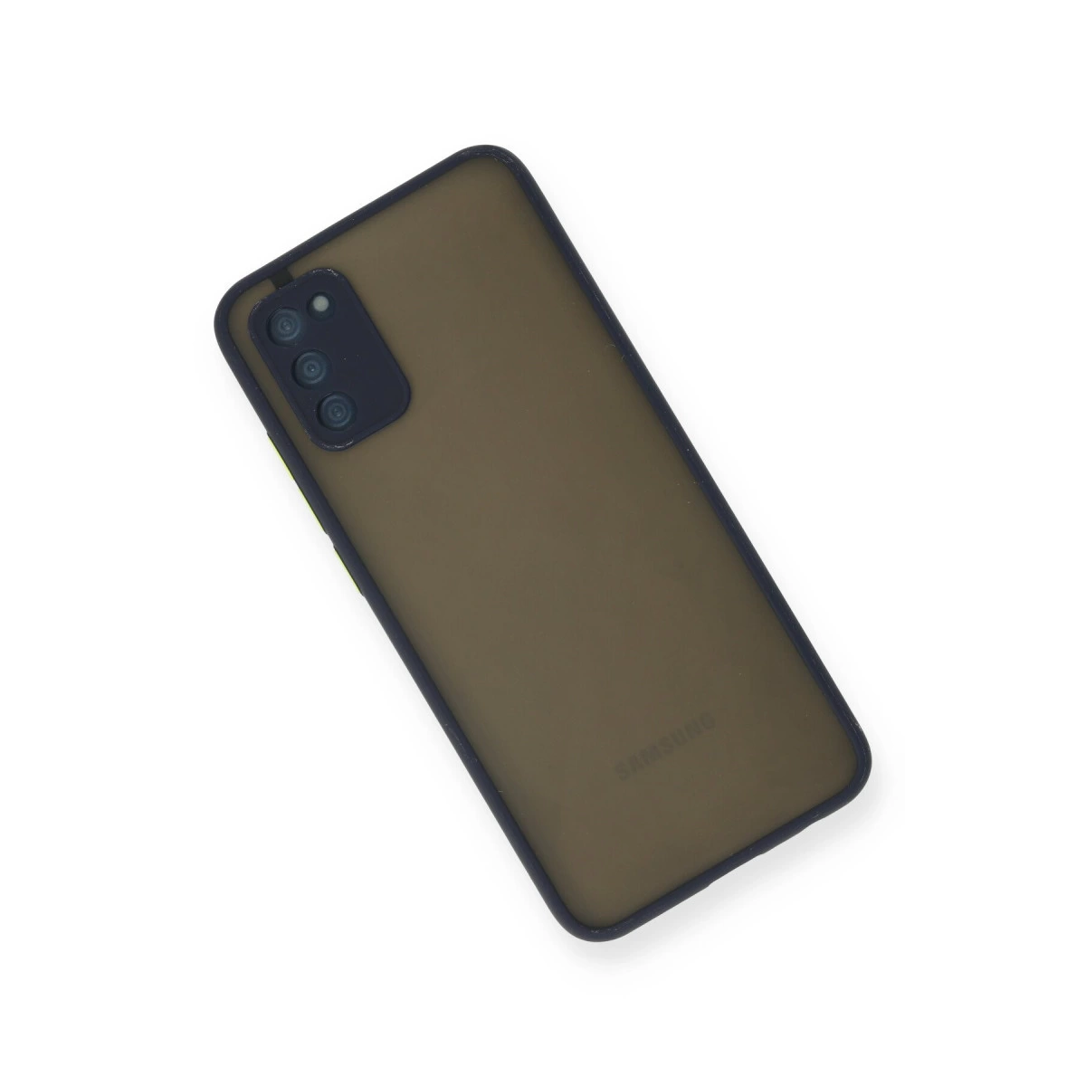 Beyaz arka plan üzerinde üç kameralı koyu yeşil Samsung telefonun arkası.