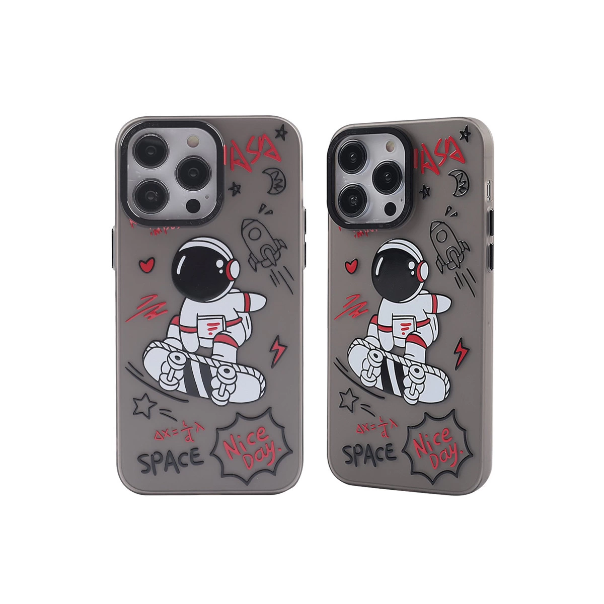 Astronot ve roket tasarımlı iki gri telefon kılıfı.