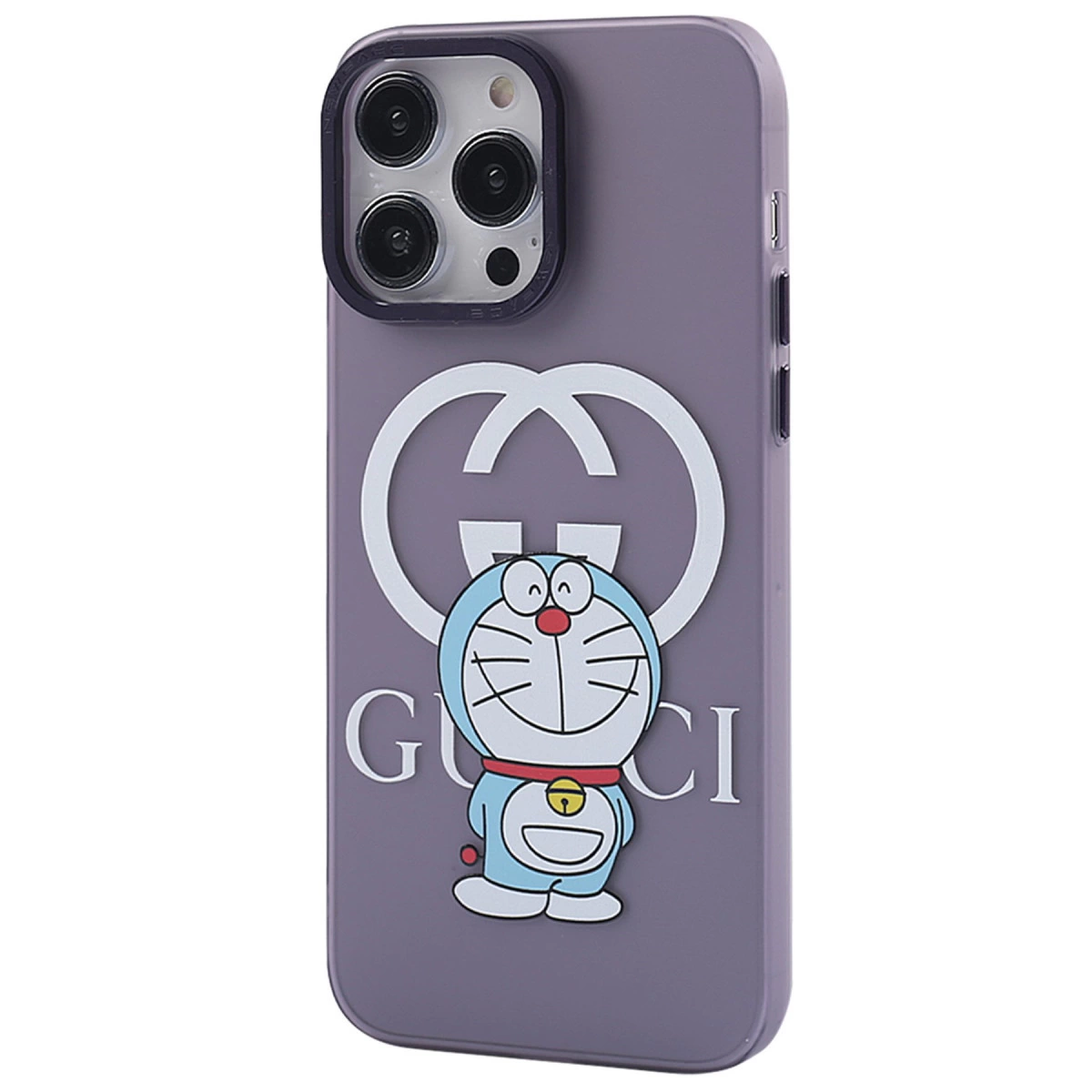 Doraemon figürlü ve Gucci logolu mor telefon kılıfı. Arkada kameralar.
