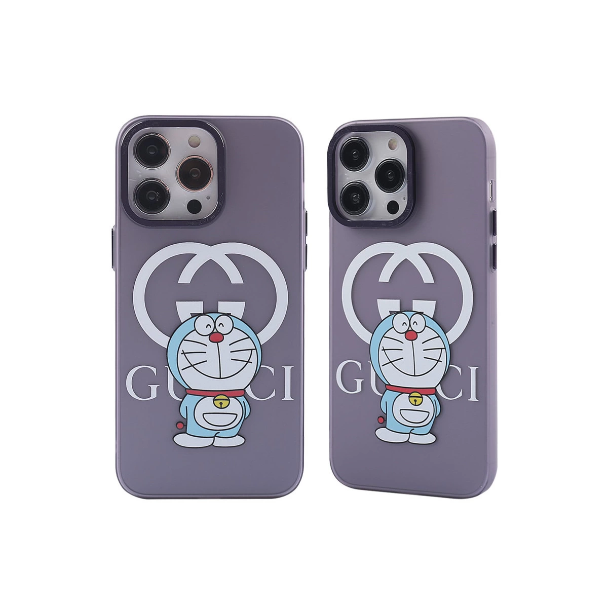 Beyaz zeminde Doraemon ve Gucci logosu bulunan iki mor telefon kılıfı.
