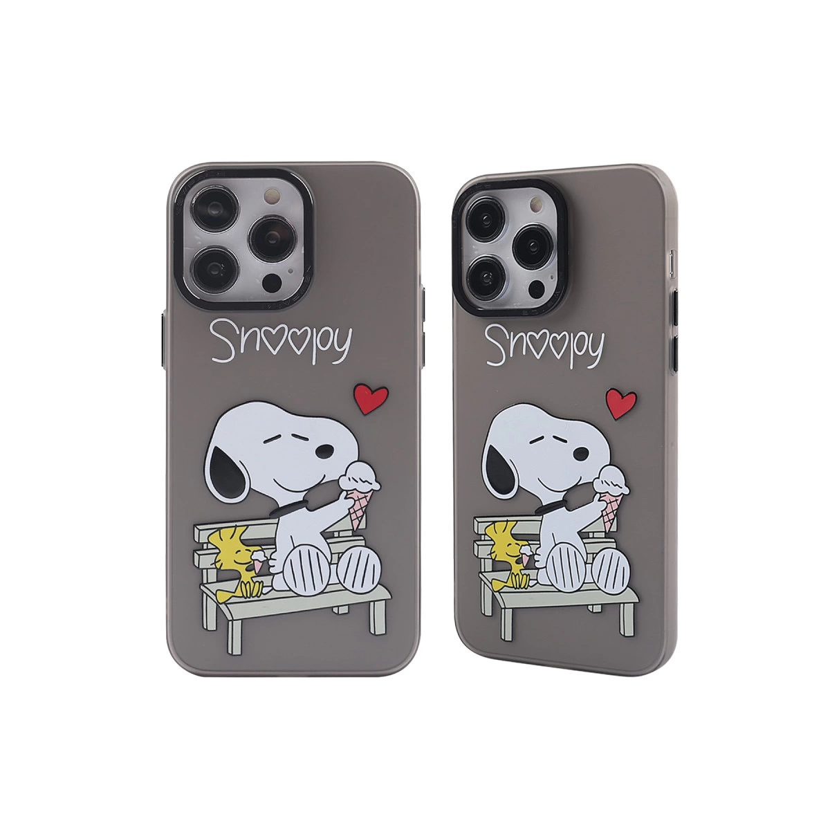 Banka oturmuş dondurma yiyen Snoopy ve Woodstock'un olduğu gri telefon kılıfı.