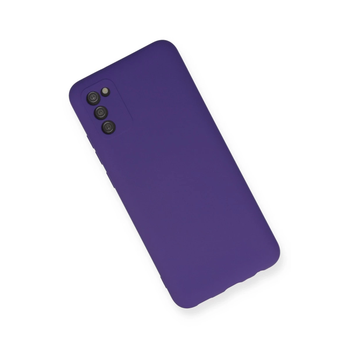 Mor telefon kılıfı, üçlü arka kamera, beyaz arka plan üzerinde.