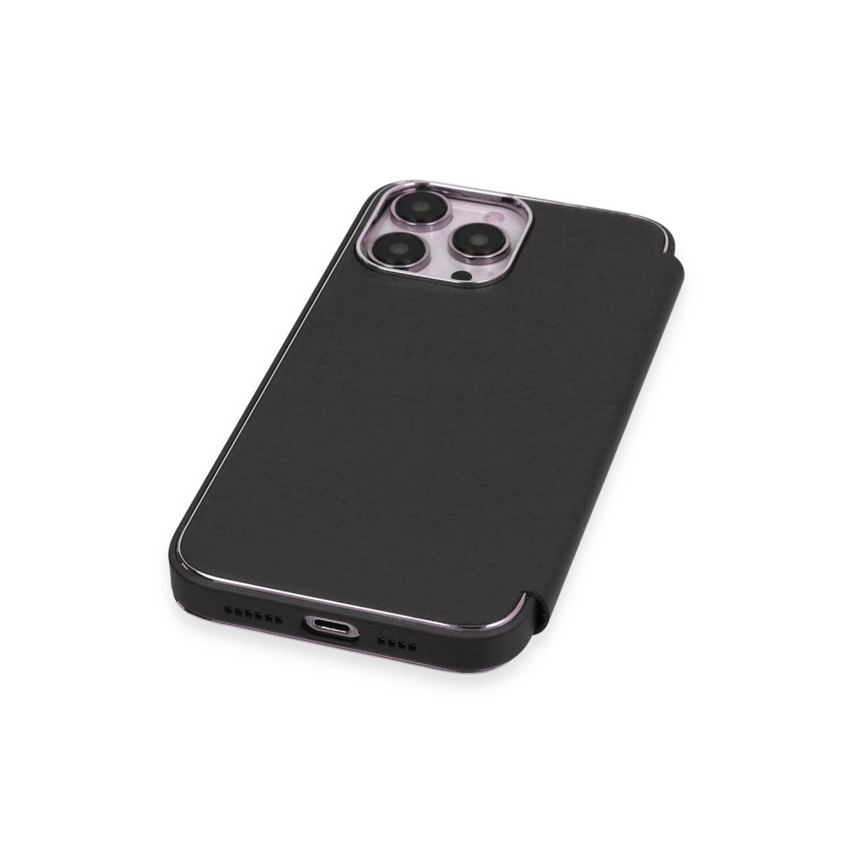 Üç kamera lensli ve şarj portlu siyah telefon kılıfı.