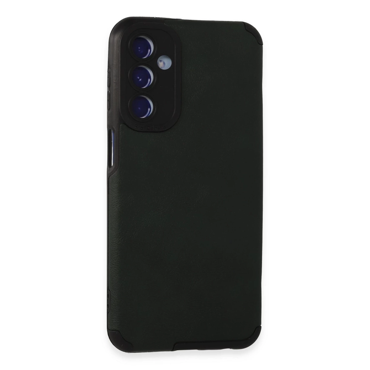 Arkada üçlü kamera oyuğuna sahip koyu yeşil telefon kılıfı.