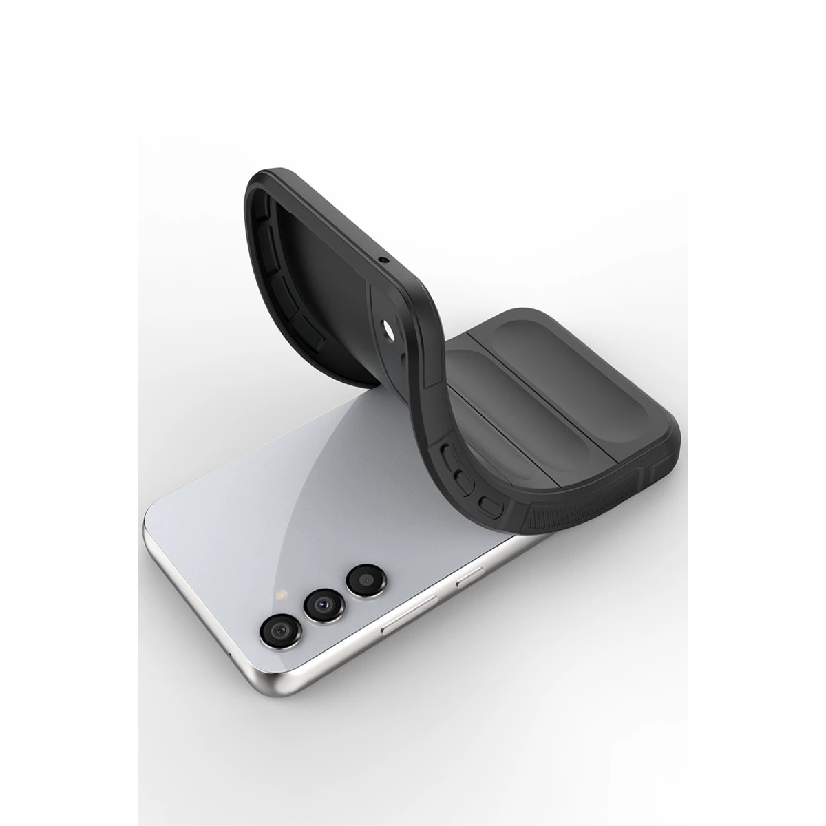 Siyah telefon kılıfı, üç kameralı gümüş bir akıllı telefonun üzerine bükülüyor.