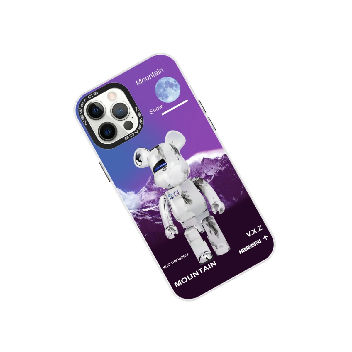Dağ ve ay tasarımlı telefon kılıfında beyaz robot figürü.