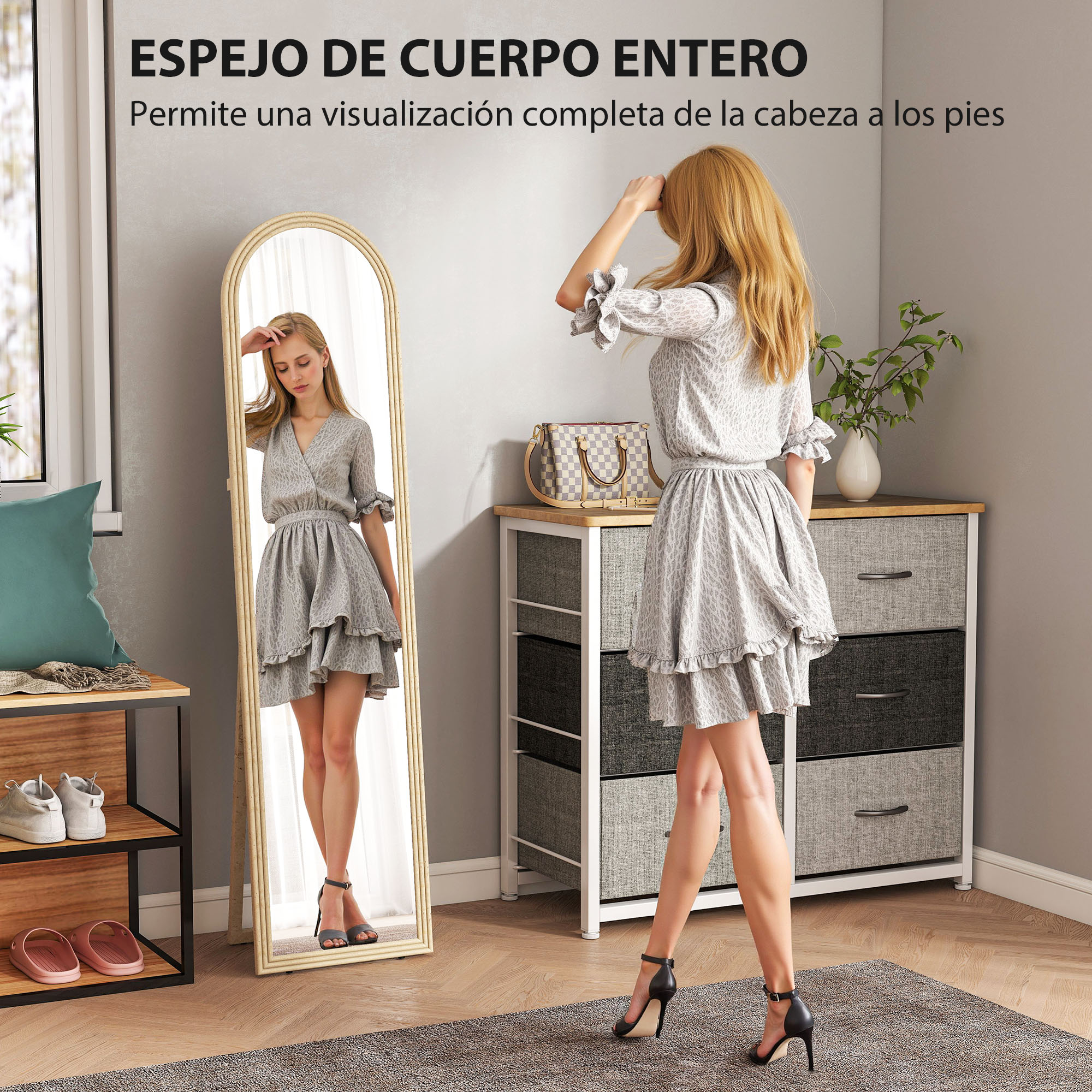Una mujer se mira en un espejo de cuerpo entero, vistiendo un vestido.