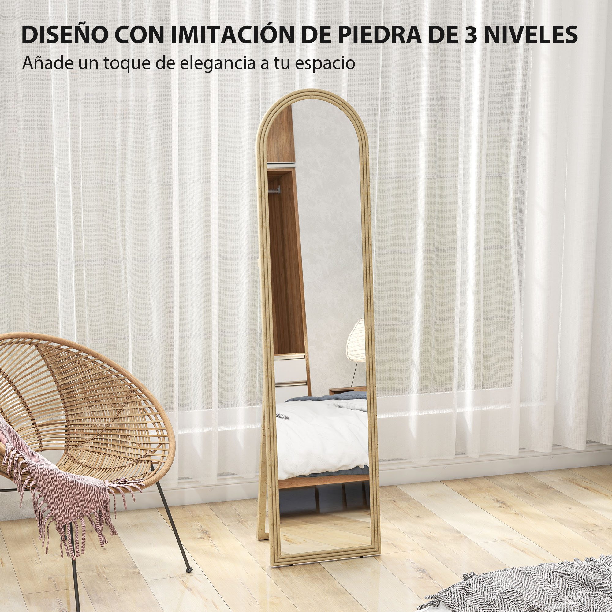 Un espejo ovalado con marco de madera se alza sobre un suelo de madera junto a una silla de mimbre.