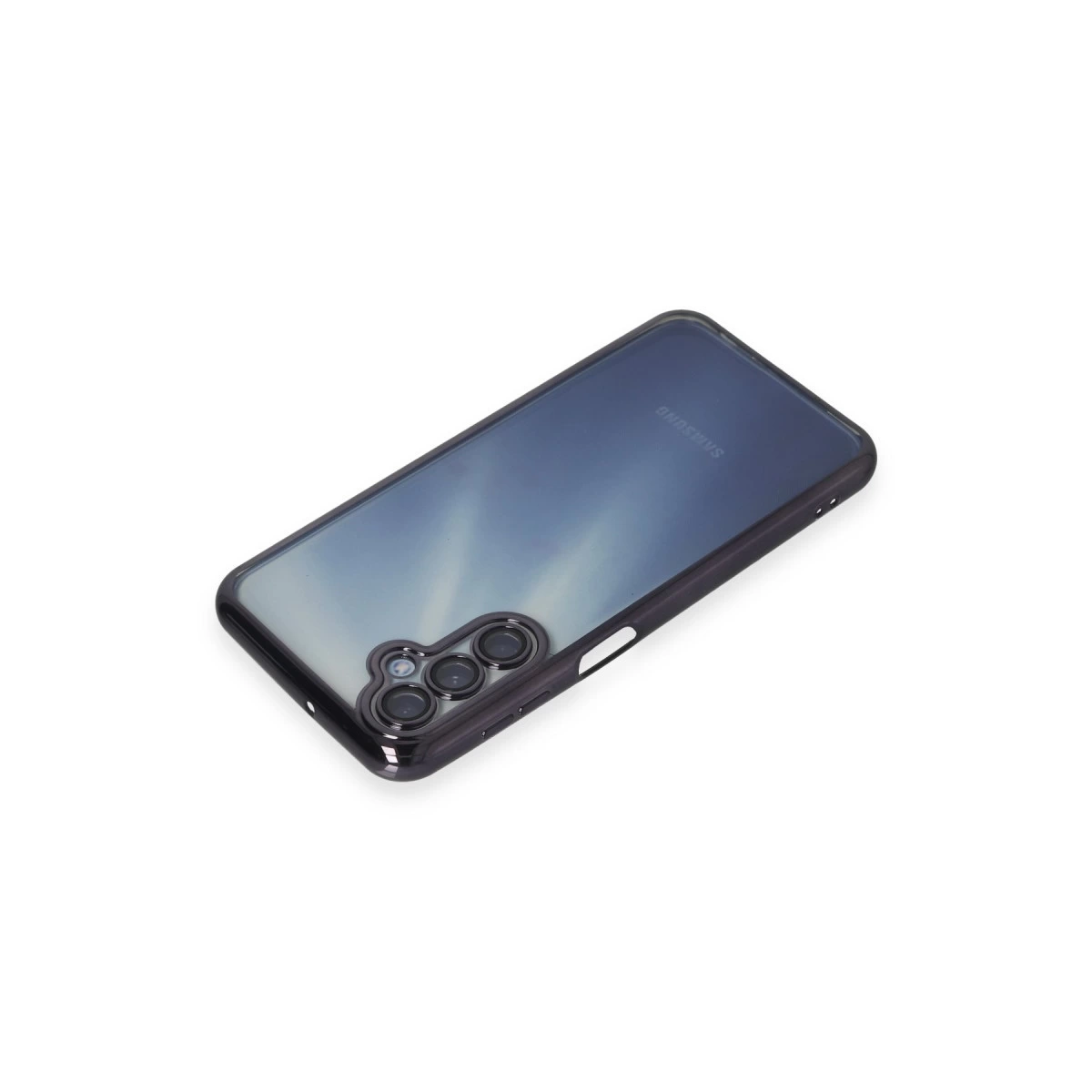Arkada üç kamerası olan siyah bir telefon beyaz bir yüzeyde duruyor.