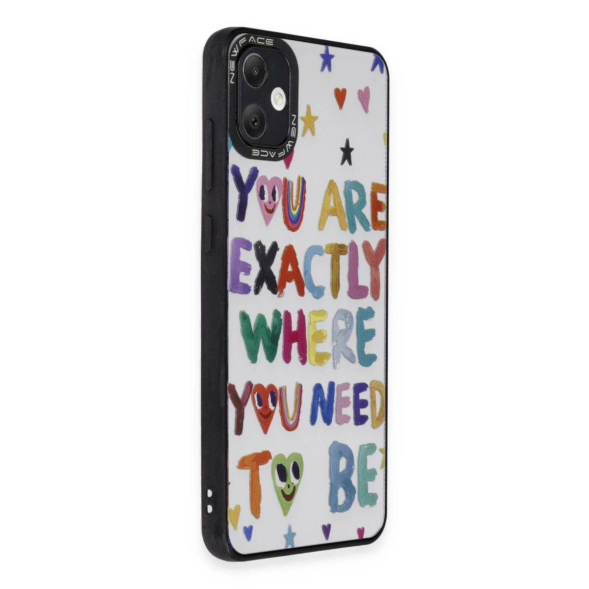 Renkli kalpler, yıldızlar ve metin içeren beyaz iPhone kılıfı.