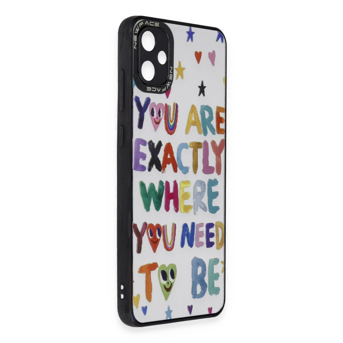 Beyaz arka plan üzerine renkli harfler ve kalpler içeren iPhone kılıfı.