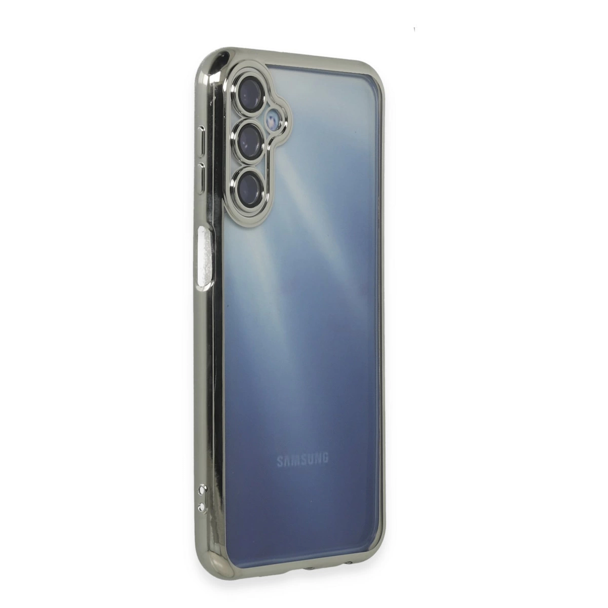 Gümüş kenarlı, üç kamera lensli şeffaf telefon kılıfı.