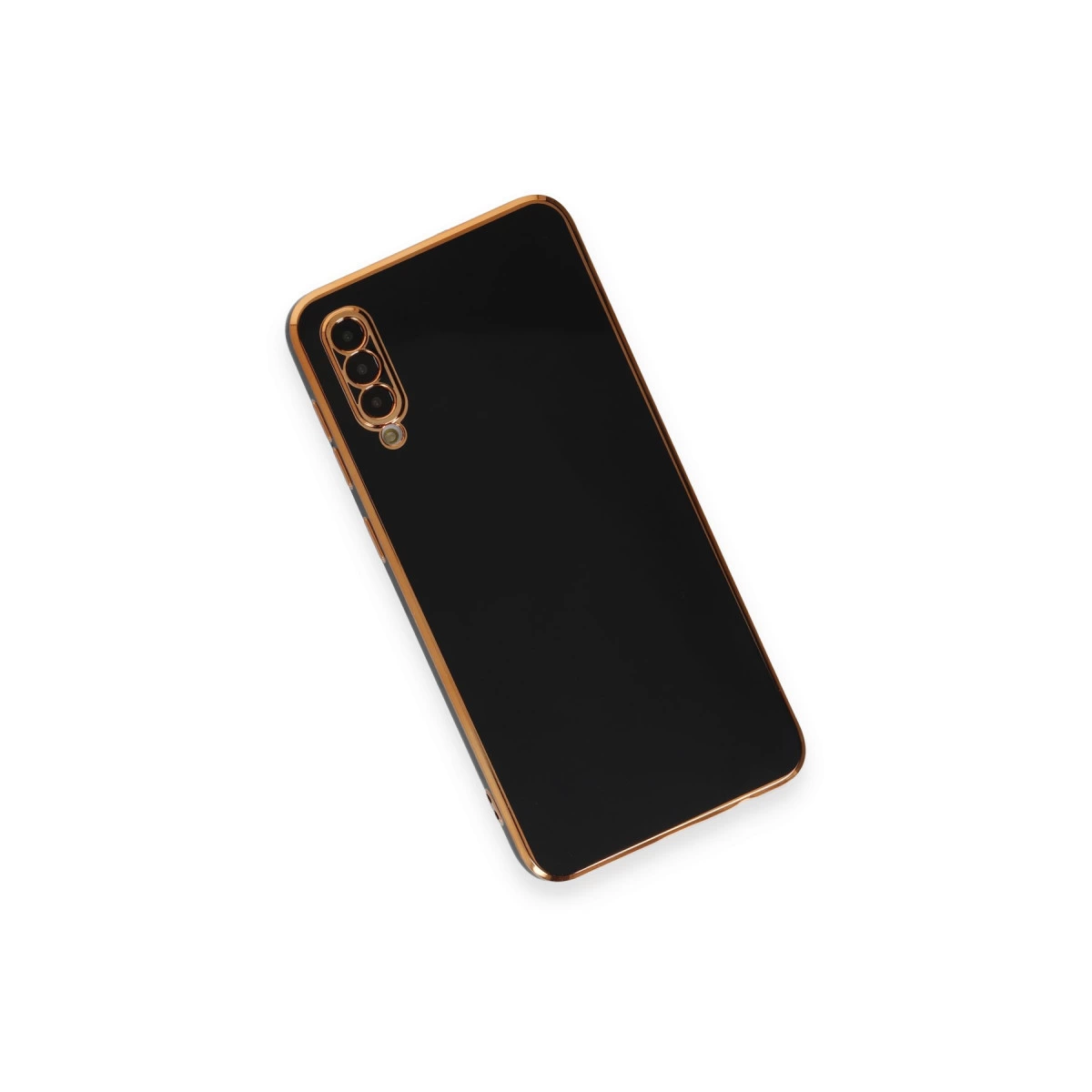 Beyaz arka plan üzerinde altın çerçeveli ve üçlü kameralı siyah akıllı telefon.