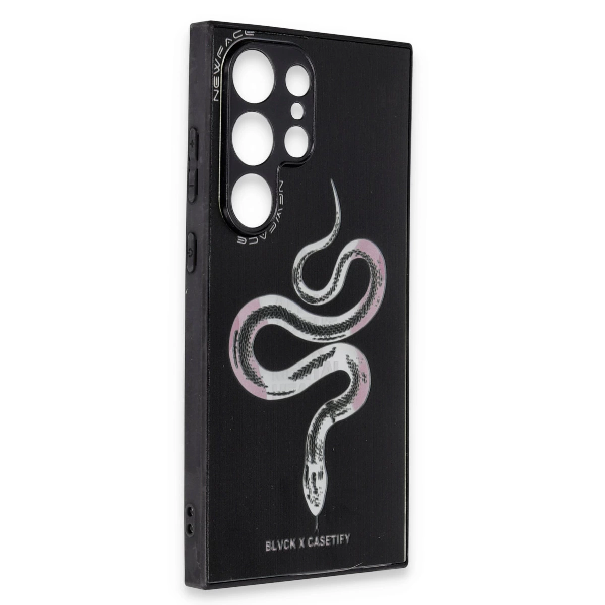 Yılan tasarımlı ve 'BLVCK X CASETIFY' logolu siyah telefon kılıfı.
