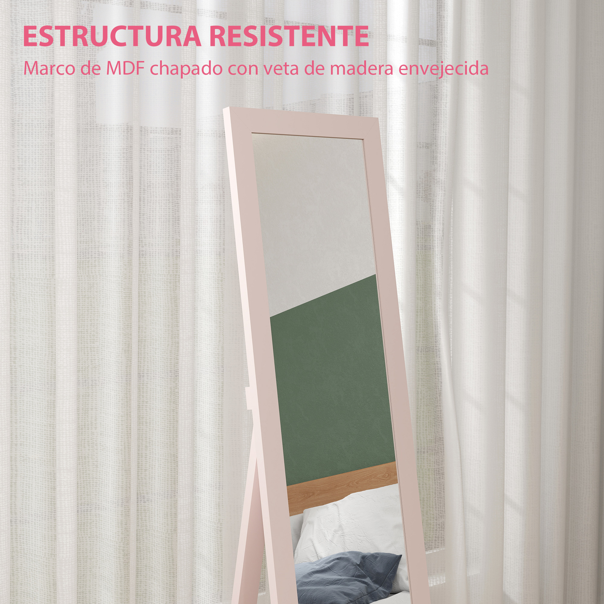 Un espejo rosa con marco de madera delante de una cortina blanca. El reflejo muestra una cama.