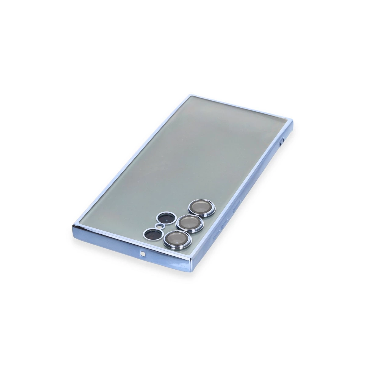 Dört kamera lensli ve gümüş halkalı açık gri telefon kılıfı.
