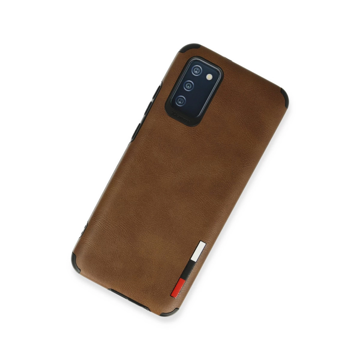 Üçlü kamera kesimli, kırmızı/beyaz/siyah şeritli kahverengi telefon kılıfı.