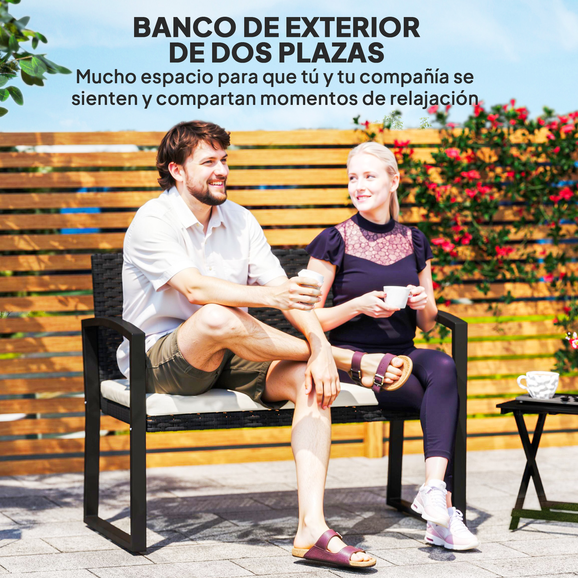 Un hombre y una mujer se sientan en un banco exterior, bebiendo café.