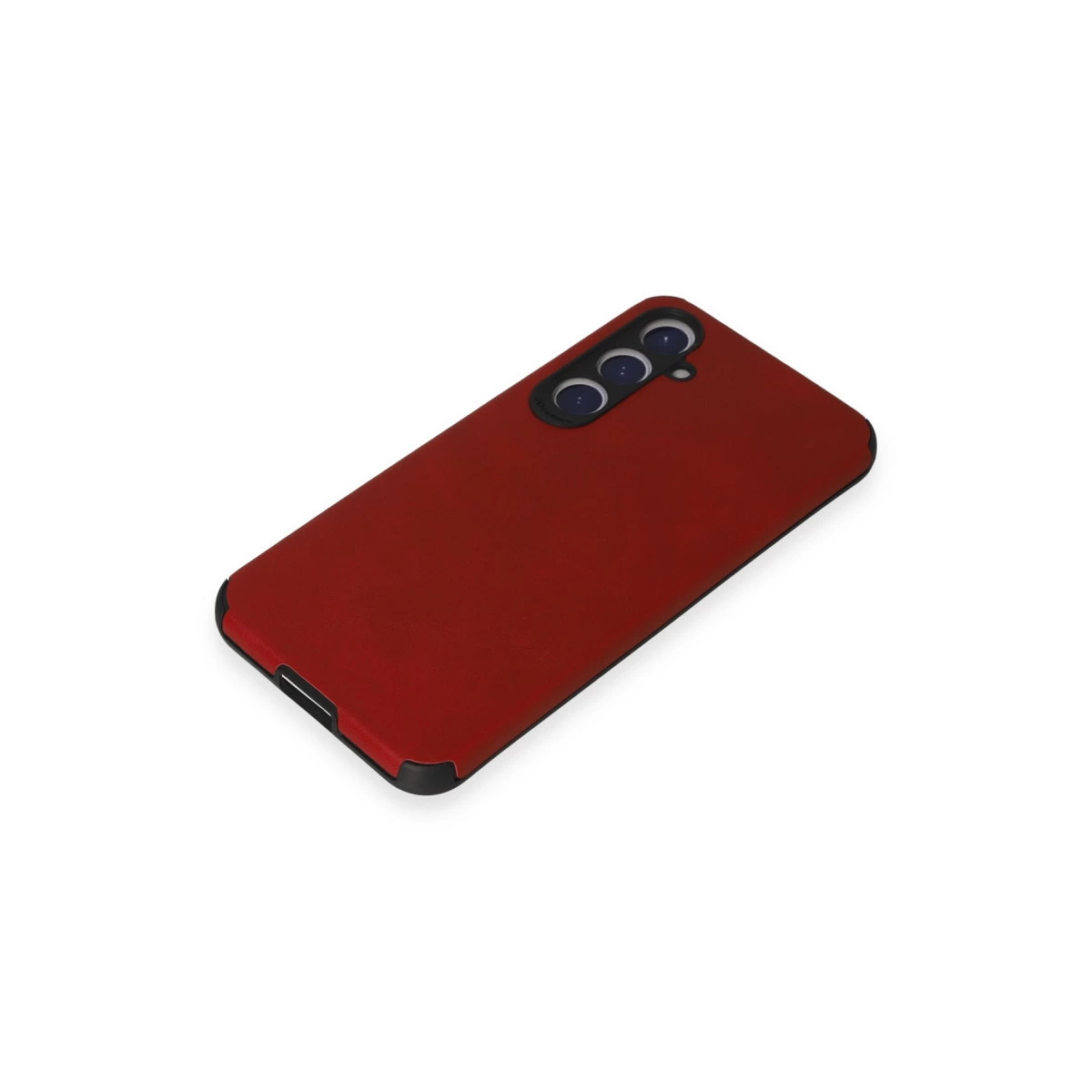 Arkada üç kamera lensi bulunan kırmızı telefon kılıfı, beyaz arka plan üzerinde.
