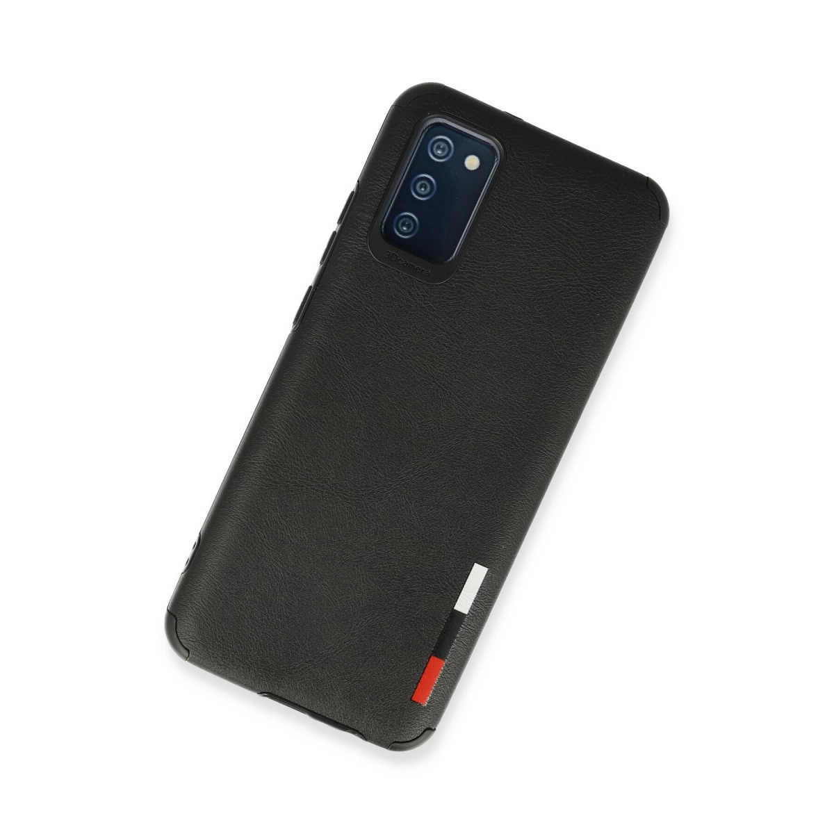 Üç kameralı siyah telefon kılıfı ve kırmızı-beyaz-siyah vurgu şeridi.