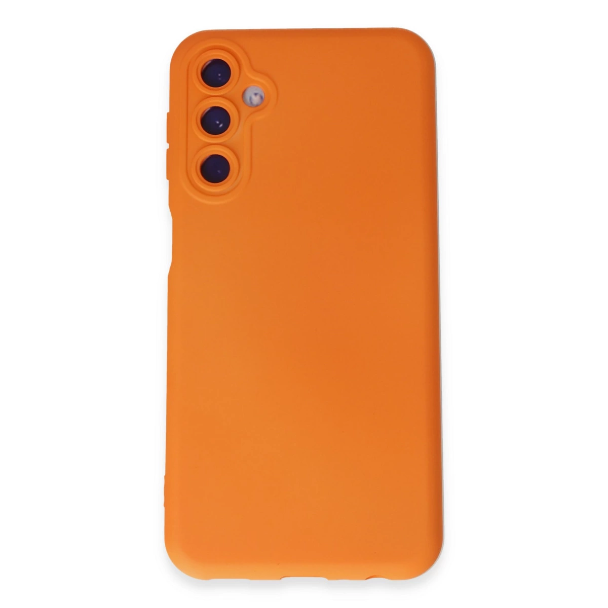 Üç kamera lensli ve flaşlı turuncu telefon kılıfı.