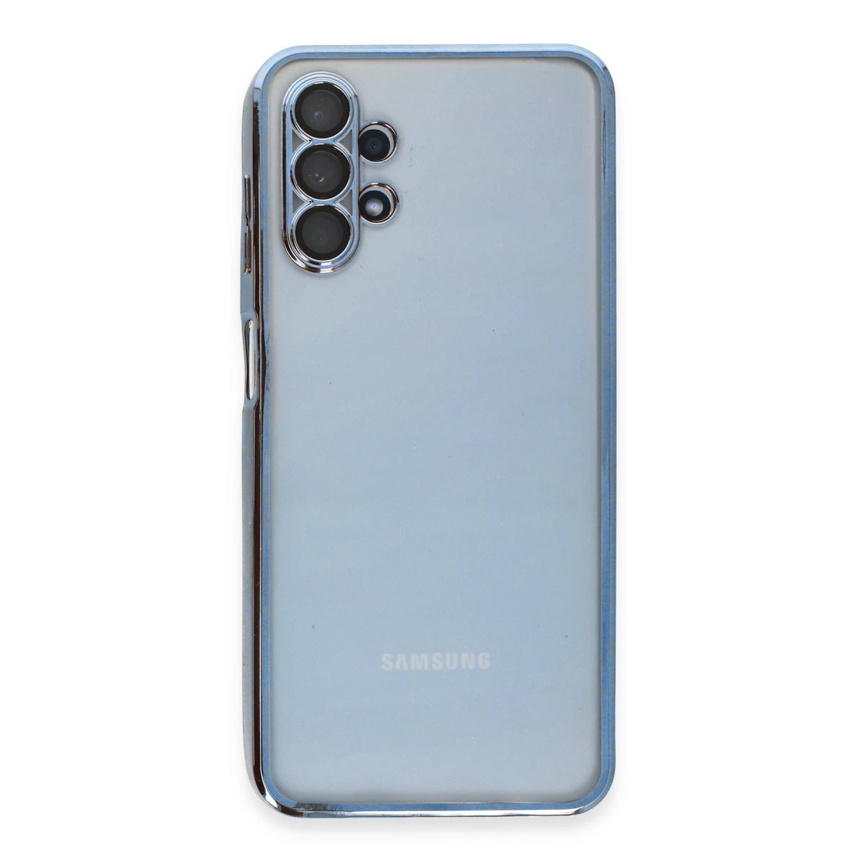 Üç kameralı, gümüş çerçeveli açık mavi Samsung telefonun arkası.