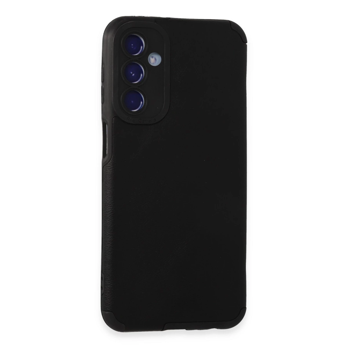 Arkada üç kamera lensi ve flaşı olan siyah telefon kılıfı.