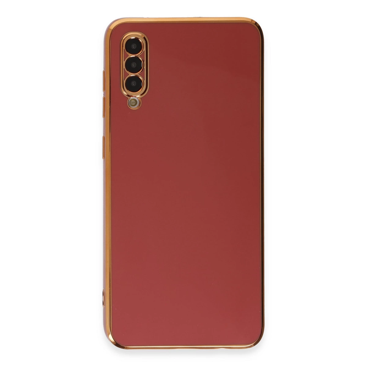Üç kameralı kırmızı akıllı telefonun arkası, altın rengi kenarlıklı.