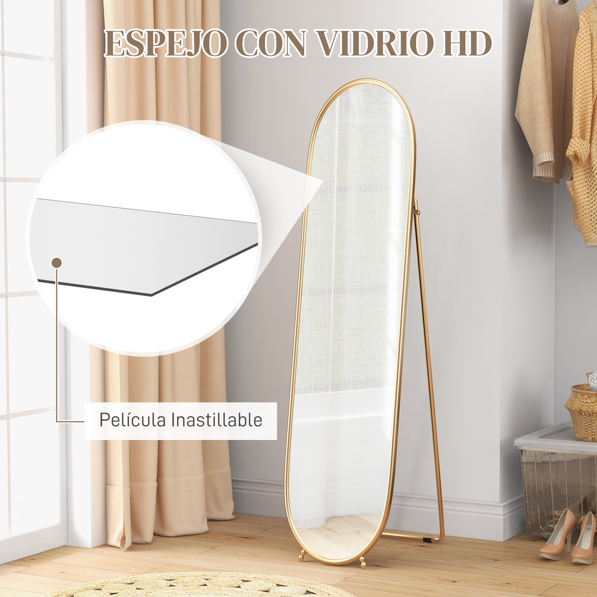 Un espejo ovalado con marco dorado está sobre un suelo de madera frente a cortinas beige.