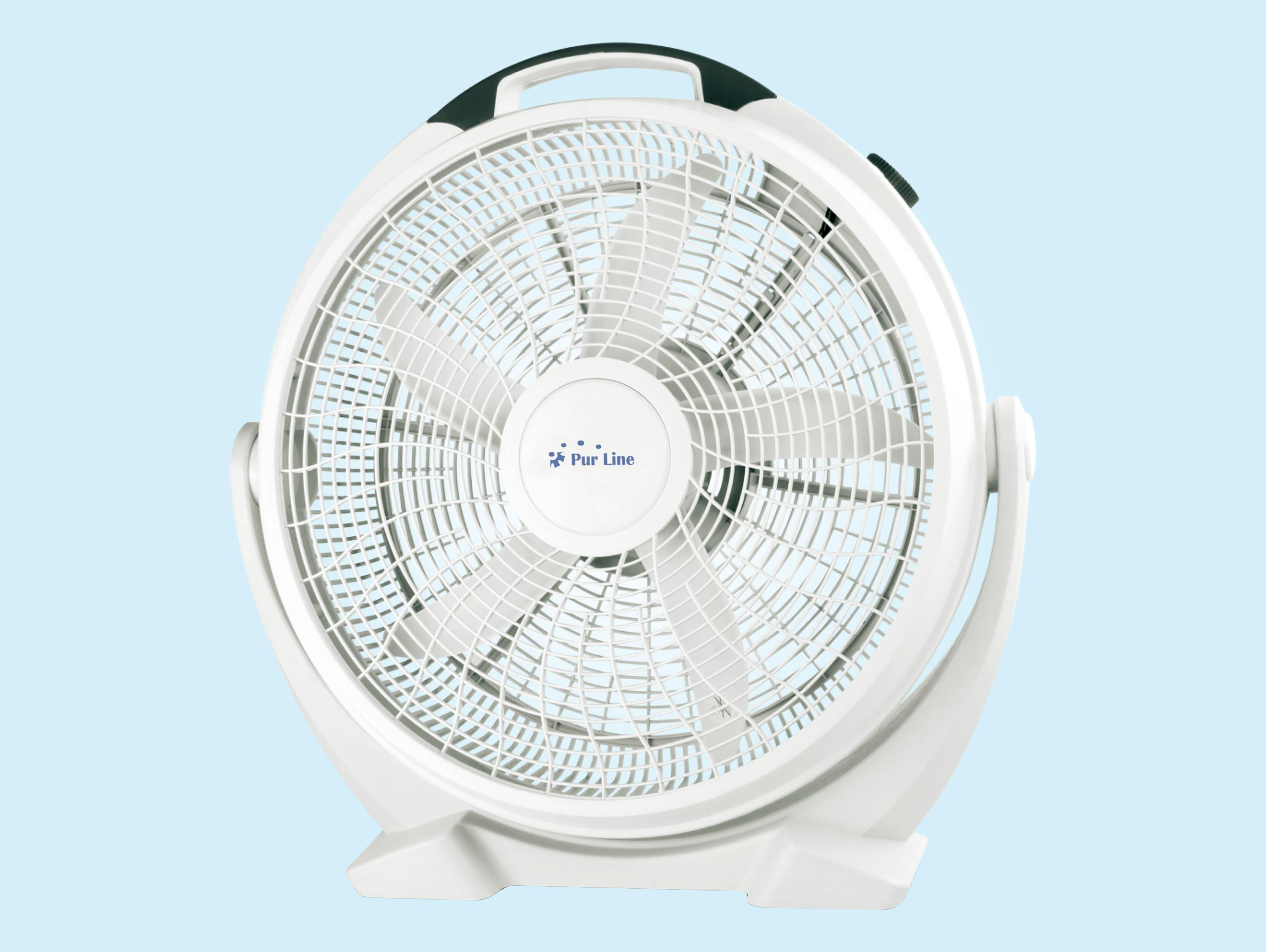 Ein weißer Kastenventilator mit Gitter und Tragegriff, blauer Hintergrund.