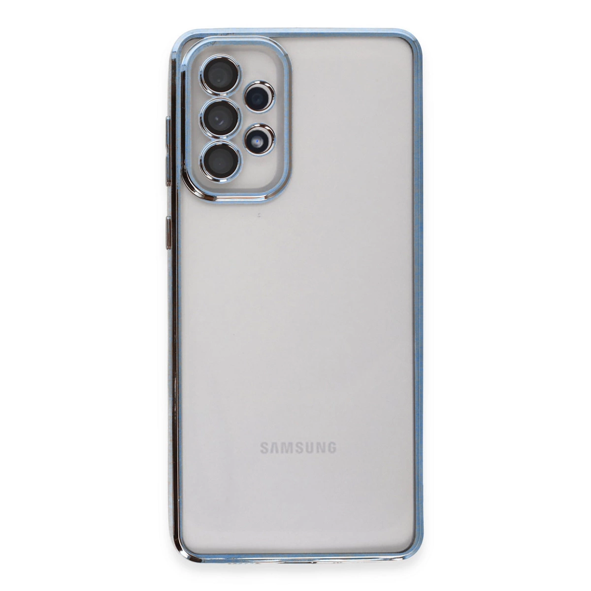 Dört kamera lensli şeffaf kılıflı beyaz Samsung telefonun arkası.