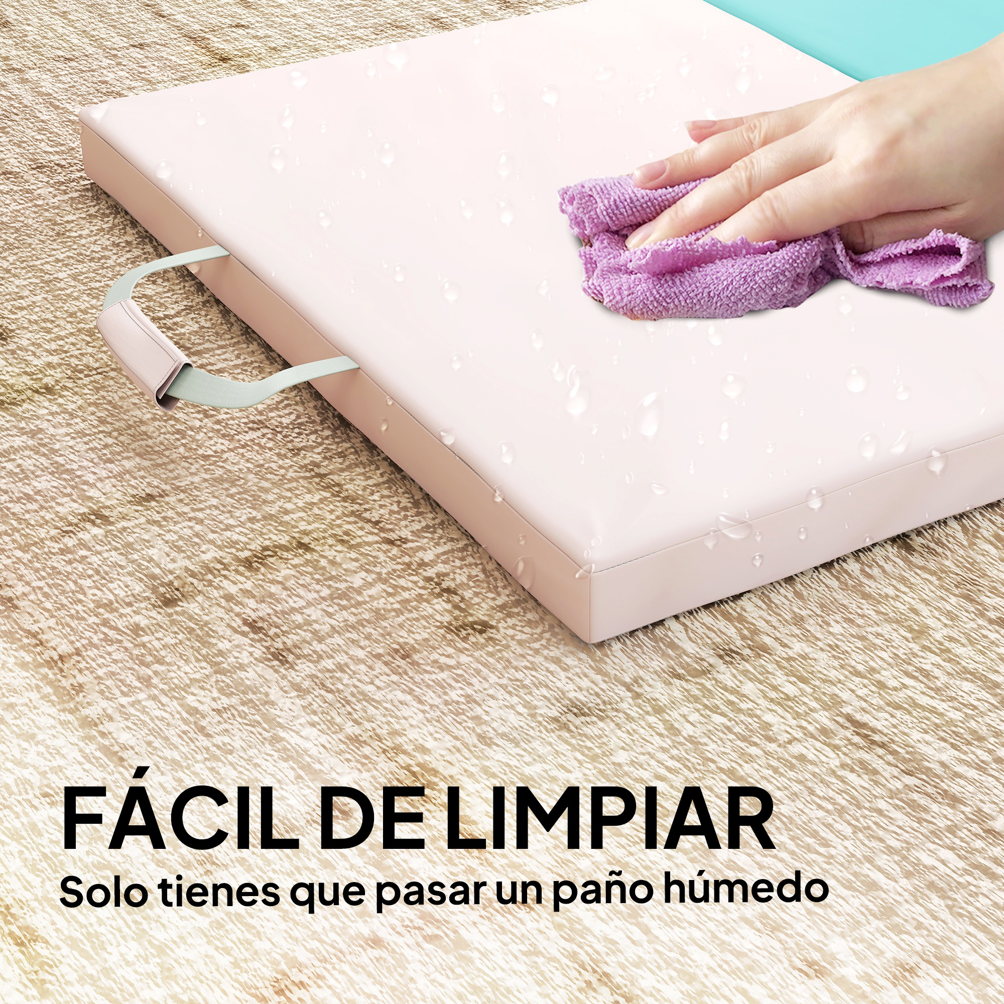 Una mano limpia una alfombra rosa con un paño morado. Se ven gotas de agua.