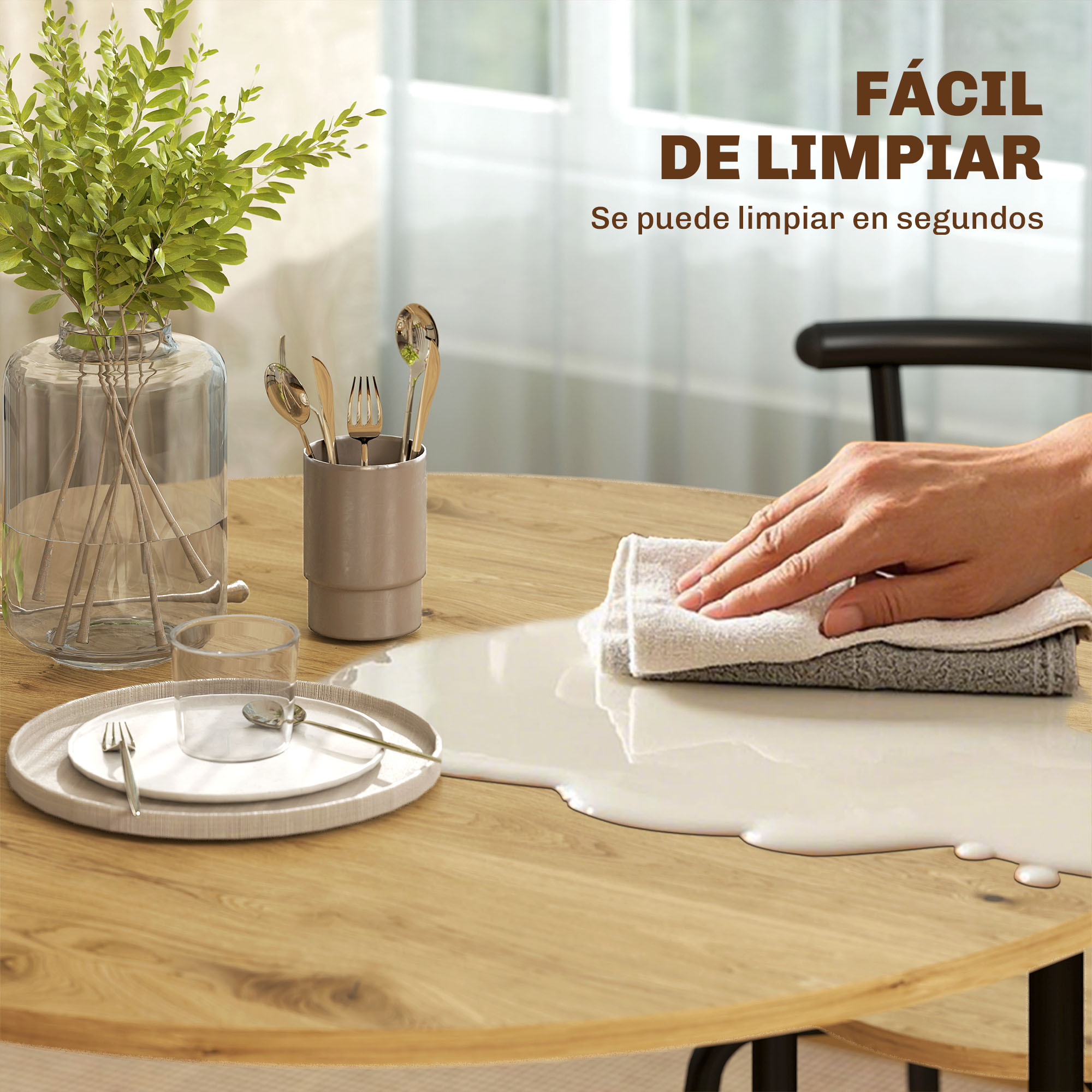 Una mano limpia líquido derramado de una mesa de madera con un paño.
