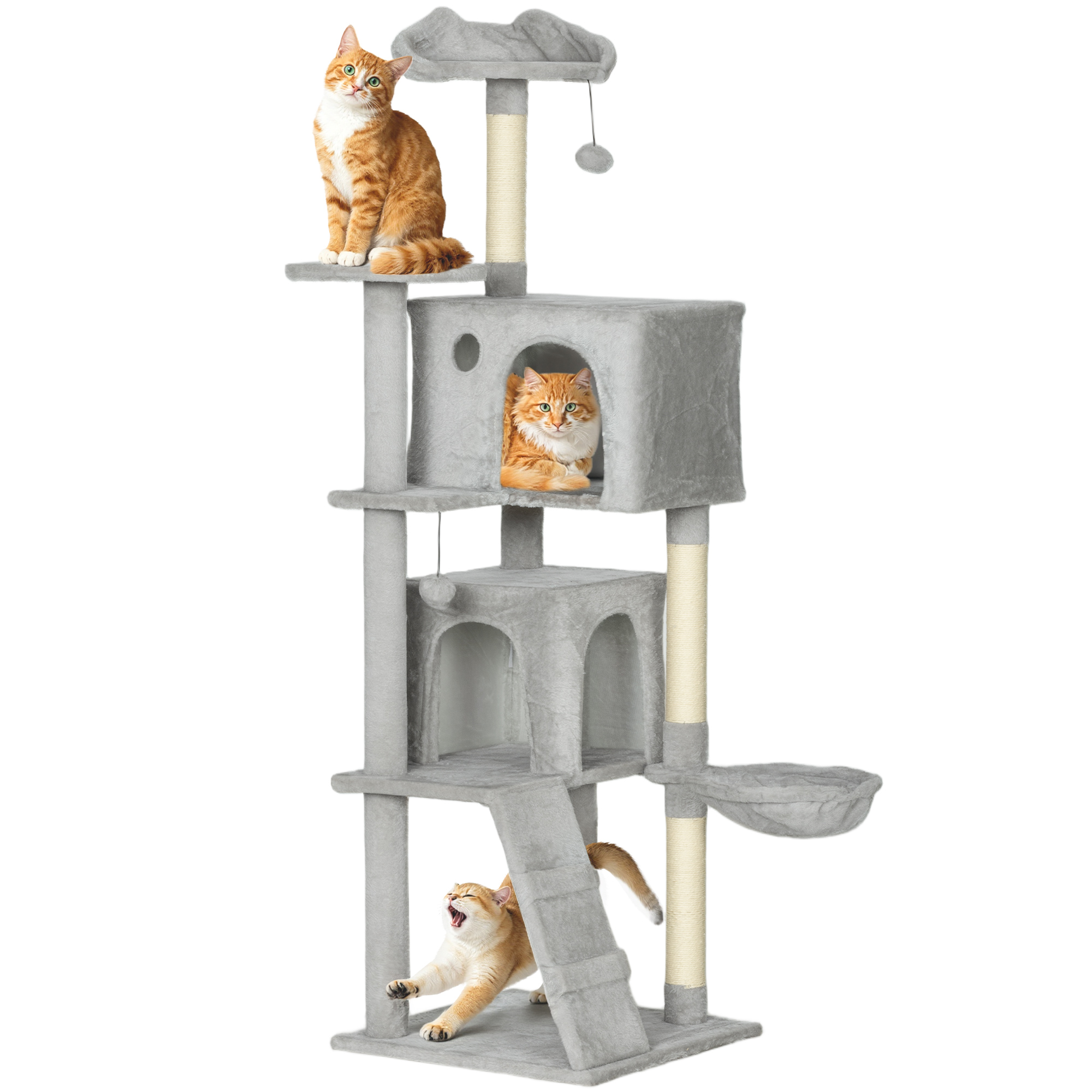 Tre gatti arancioni su un tiragraffi grigio. Uno in cima, uno nella cuccia, uno salta.