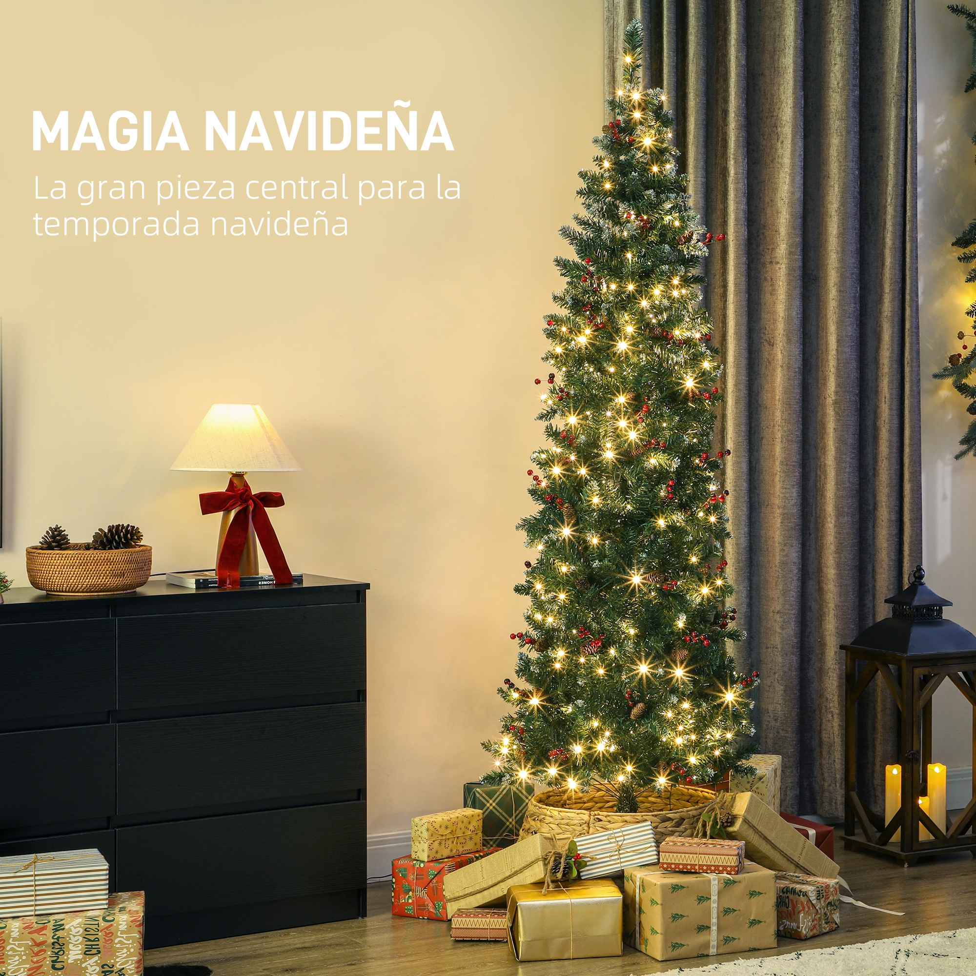 Un árbol de Navidad decorado junto a una cómoda negra con regalos.