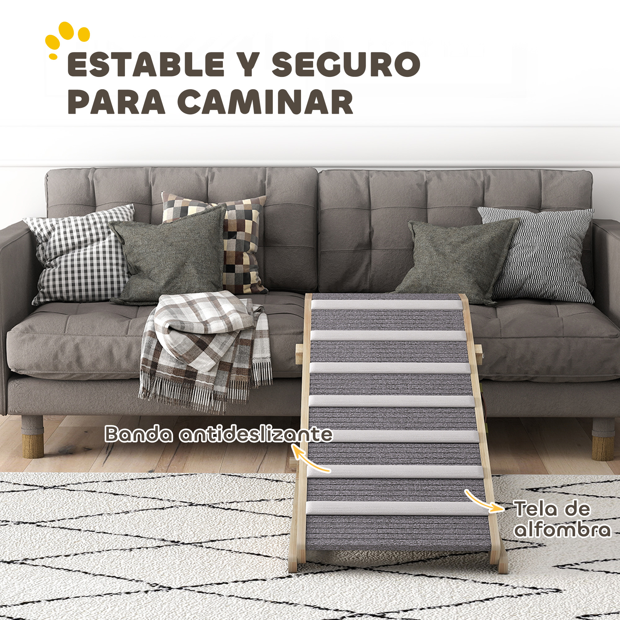 Rampa gris para perros con textura de alfombra, delante de un sofá con cojines.