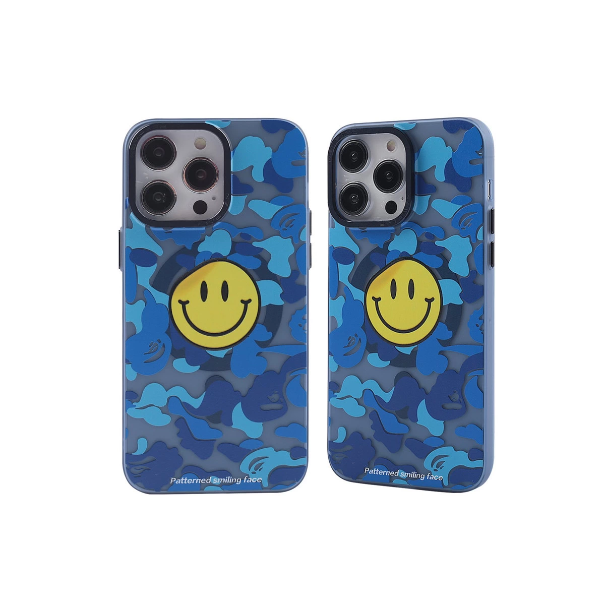 Mavi kamuflaj desenli ve gülen yüzlü iki telefon kılıfı.