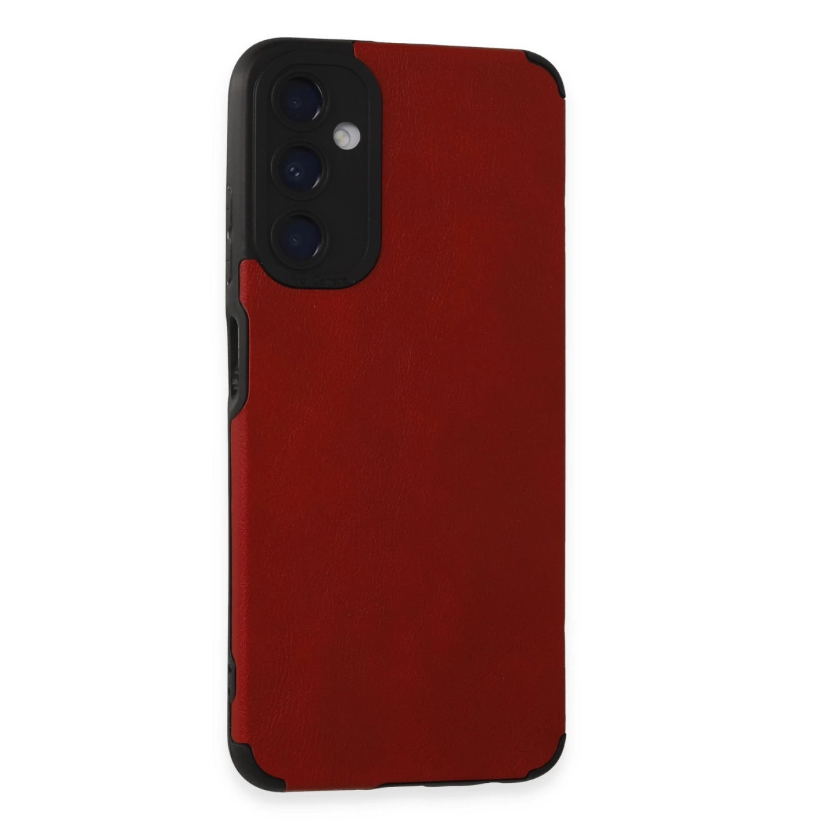 Siyah kamera modüllü kırmızı telefon kılıfı, beyaz zeminde.