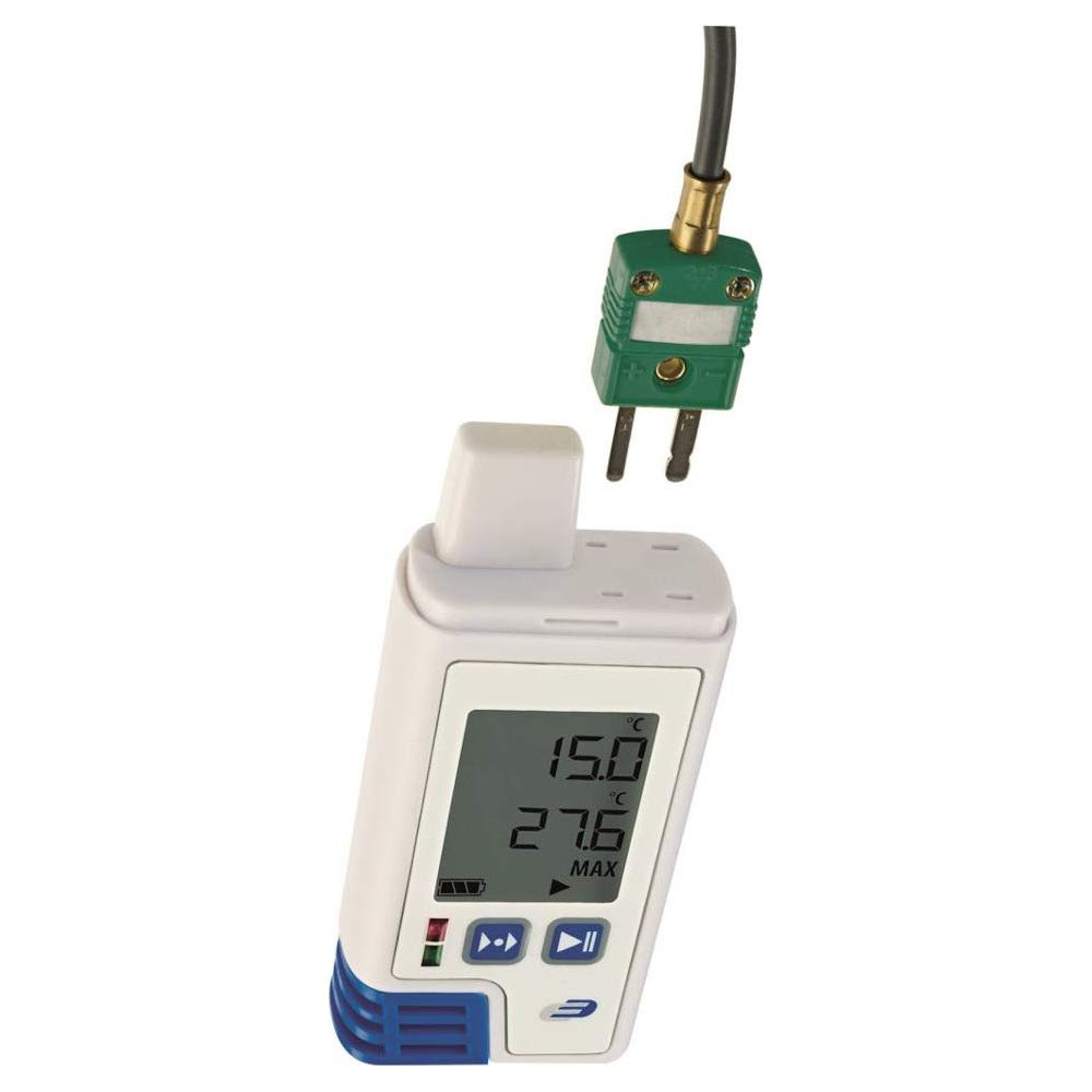 Ein weißes digitales Thermometer mit einem grünen Stecker, der herausgezogen wird.