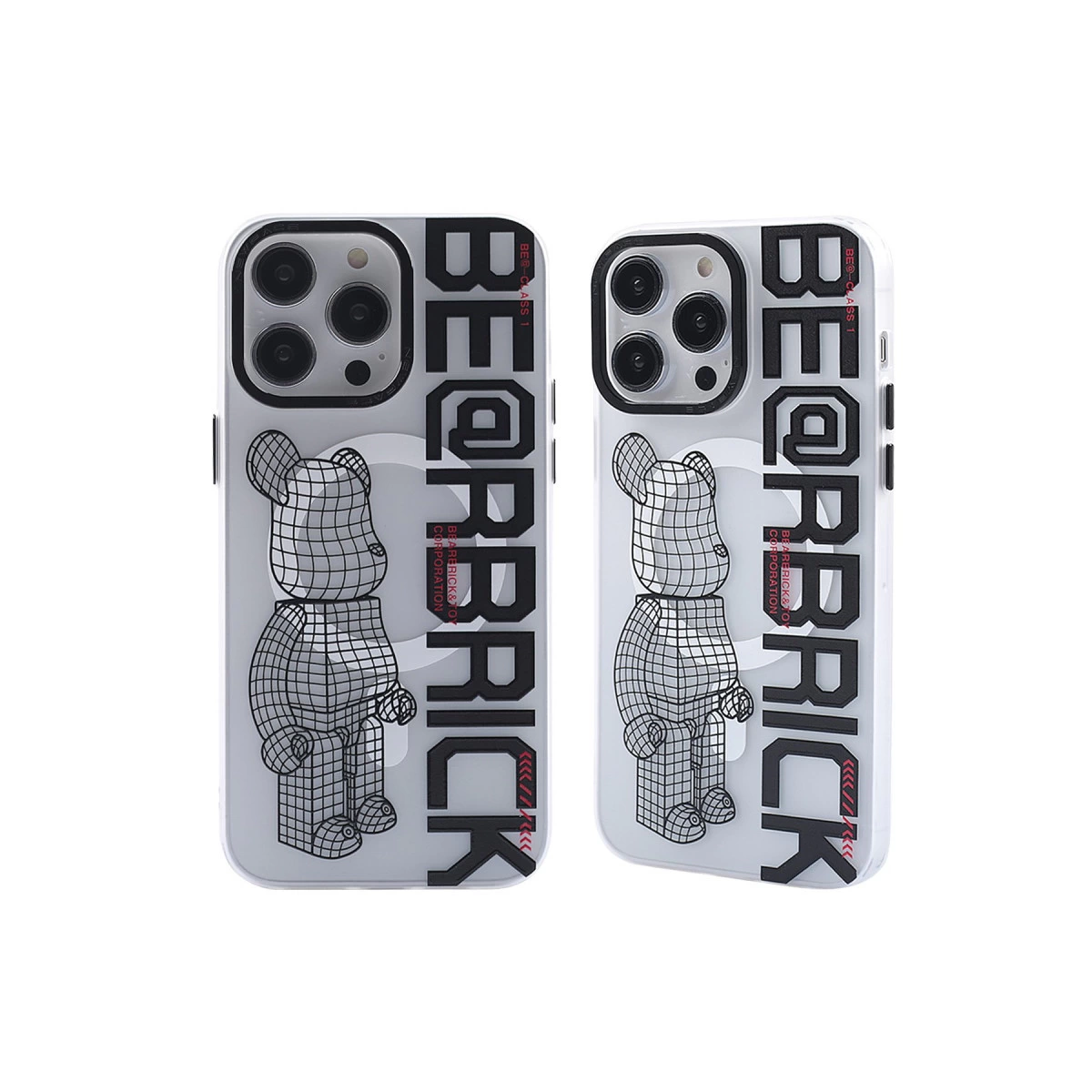 BE@RBRICK markalı ve ızgaralı ayı tasarımlı iki beyaz iPhone kılıfı.