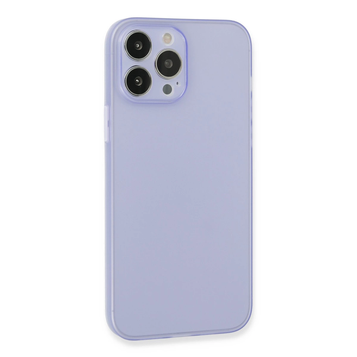 Beyaz arka plan üzerinde üçlü kameraya sahip mor iPhone kılıfı.